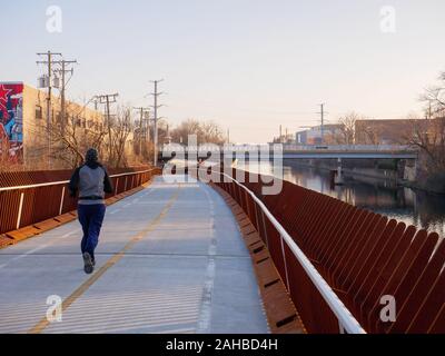 Riverview Bridge, le plus long pont piétonnier de Chicago. 312 RiverRun, branche nord de la rivière Chicago. Banque D'Images