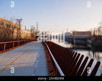 Riverview Bridge, le plus long pont piétonnier de Chicago. 312 RiverRun, branche nord de la rivière Chicago. Banque D'Images