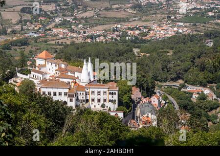 Sintra, Portugal - 21 août 2019 : Vue aérienne de la ville de Sintra et le Palais National des fortifications du Château des Maures Banque D'Images