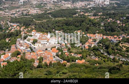 Vue aérienne de la ville de Sintra et le Palais National des fortifications du Château des Maures Banque D'Images