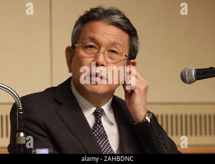 Tokyo, Japon. Dec 27, 2019. Le président de l'assurance La poste japonaise Mitsuhiko annonce Uehira à démissionner de son poste au cours d'une conférence de presse à Tokyo, le vendredi, Décembre 27, 2019. Service financier Office a ordonné le Japon Post Holdings' deux filiales de suspendre la vente de nouveaux produits d'assurance pour trois mois que leurs ventes irrégulières. Credit : Yoshio Tsunoda/AFLO/Alamy Live News Banque D'Images