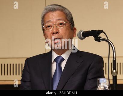 Tokyo, Japon. Dec 27, 2019. Japan Post président Kunio Yokoyama annonce à démissionner de son poste au cours d'une conférence de presse à Tokyo, le vendredi, Décembre 27, 2019. Service financier Office a ordonné le Japon Post Holdings' deux filiales de suspendre la vente de nouveaux produits d'assurance pour trois mois que leurs ventes irrégulières. Credit : Yoshio Tsunoda/AFLO/Alamy Live News Banque D'Images