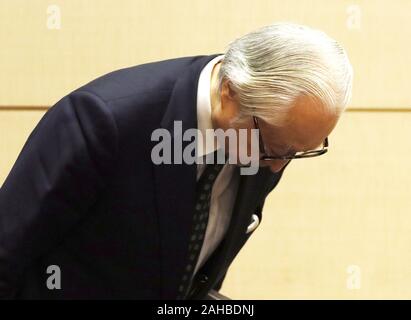 Tokyo, Japon. Dec 27, 2019. Japan Post Holdings président Masatsugu Nagato s'incline la tête comme il l'annonce de sa démission lors d'une conférence de presse à Tokyo le vendredi, Décembre 27, 2019. Service financier Office a ordonné le Japon Post Holdings filiales de suspendre la vente de nouveaux produits d'assurance pour trois mois que leurs ventes irrégulières. Credit : Yoshio Tsunoda/AFLO/Alamy Live News Banque D'Images