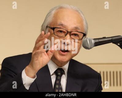 Tokyo, Japon. Dec 27, 2019. Japan Post Holdings président Masatsugu Nagato annonce à démissionner de son poste au cours d'une conférence de presse à Tokyo, le vendredi, Décembre 27, 2019. Service financier Office a ordonné le Japon Post Holdings' deux filiales de suspendre la vente de nouveaux produits d'assurance pour trois mois que leurs ventes irrégulières. Credit : Yoshio Tsunoda/AFLO/Alamy Live News Banque D'Images