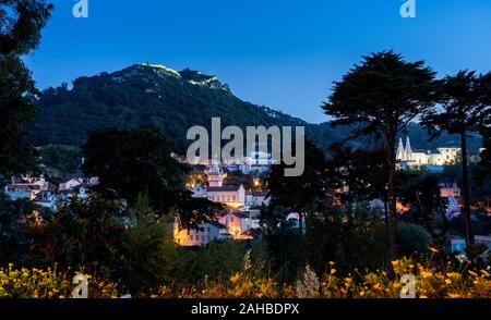 Crépuscule sur la ville de Sintra portugaise avec la forteresse maure sur la colline au-dessus de la ville Banque D'Images