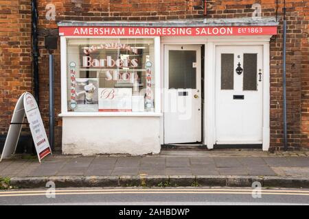 Amersham, Angleterre - 22 août 2019 : vieux salon de coiffure. La vieille ville remonte à l'époque anglo-saxonne. Banque D'Images