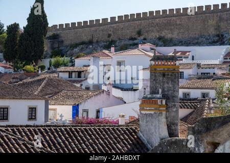 Vue sur le toit de l'enceinte de la ville dans l'ancienne ville médiévale d'Obidos au Portugal Banque D'Images