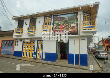 L'architecture coloniale colorée à Filandia dans la Zona Cafetera, Colombie Banque D'Images