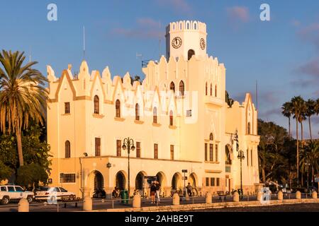 Athènes, Grèce - 19 septembre 2019 : tour de l'horloge et bâtiment administratif de la police. Le bâtiment a été achevé en 1928 pendant l'occupation italienne. Banque D'Images