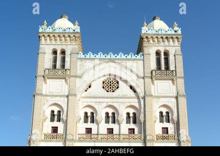 L'Acropolium, ou la Cathédrale de Saint Louis, une église du 19ème siècle à la colline de Byrsa, dans la ville antique de Carthage à la périphérie de Tunis, Tunisie. Banque D'Images