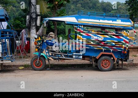 Tuktuk bleu à Luang Prabang, Laos Banque D'Images