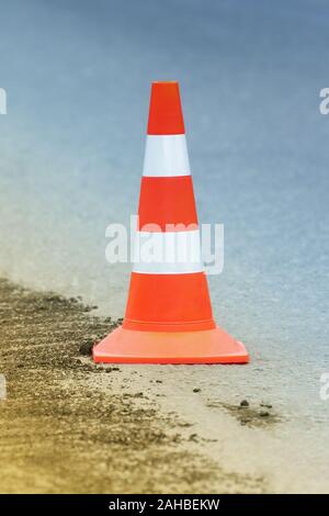 Le trafic d'alerte conique de la route sur l'asphalte de la rue ville autoroute pendant la restauration et la réparation de la route la route en asphalte, travaille sur road Banque D'Images