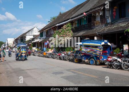 Bâtiments coloniaux dans street, Luang Prabang, Laos Banque D'Images