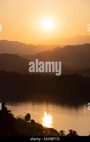 Misty chaînes de montagne au coucher du soleil, de Phousi Hill, Luang Prabang, Laos Banque D'Images