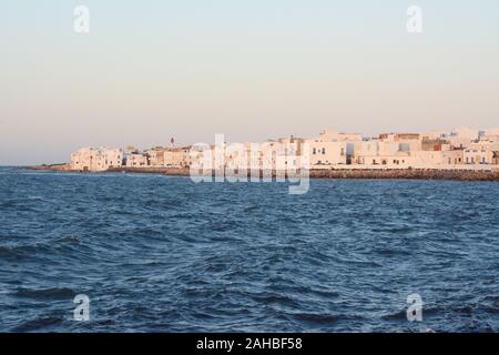 Vue de la rive et de bâtiments blanchis à la chaux de la vieille ville de Mahdia sur la côte méditerranéenne de Tunisie. Banque D'Images