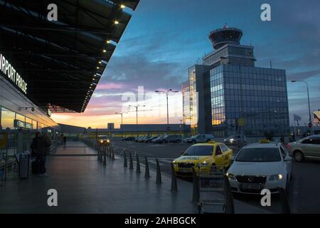 Lever du soleil sur le parking en face de l'aéroport Banque D'Images