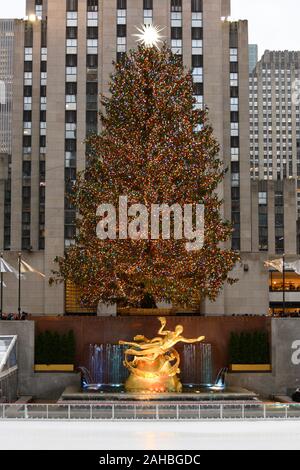 New York, États-Unis, 27 décembre 2019. Un sapin de Noël géant à côté de la patinoire au Rockefeller Center en plein centre de New York. Crédit : E Banque D'Images