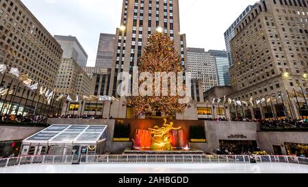 New York, États-Unis, 27 décembre 2019. Un sapin de Noël géant à côté de la patinoire au Rockefeller Center en plein centre de New York. Crédit : E Banque D'Images