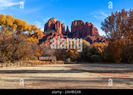 Cathedral Rock avec couleurs d'automne et rochers rouges à Sedona, Arizona Banque D'Images