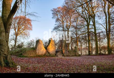 Waylands Smithy. Long barrow néolithique en matin tôt hiver gel au lever du soleil. Ashbury, Oxfordshire. L'Angleterre Banque D'Images