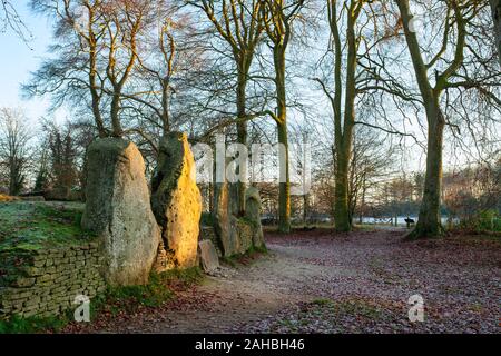 Waylands Smithy. Long barrow néolithique en matin tôt hiver gel au lever du soleil. Ashbury, Oxfordshire. L'Angleterre Banque D'Images