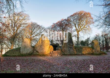 Waylands Smithy. Long barrow néolithique en matin tôt hiver gel au lever du soleil. Ashbury, Oxfordshire. L'Angleterre Banque D'Images