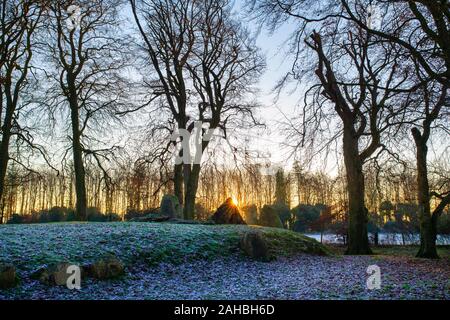 Waylands Smithy. Long barrow néolithique en matin tôt hiver gel au lever du soleil. Ashbury, Oxfordshire. L'Angleterre Banque D'Images