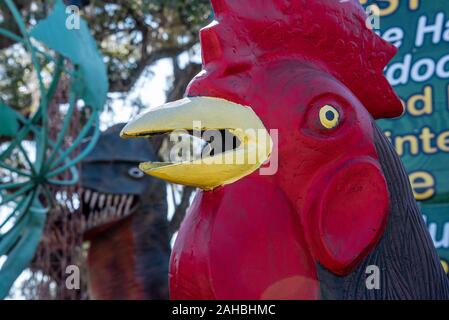 En aluminium coulé géant coq et dinosaur à Barberville Cour routière Art Emporium à Pierson, en Floride. (USA) Banque D'Images