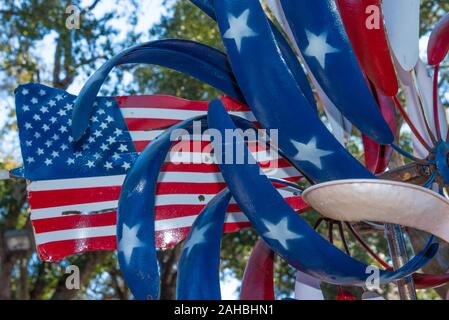 Vent patriotique de sculpture et d'art de cour battant pavillon américain à Barberville Cour routière Art Emporium à Pierson, en Floride. (USA) Banque D'Images