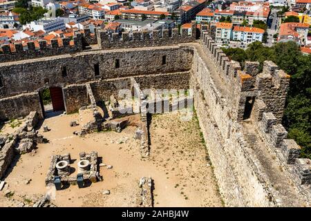 Vue des ruines à l'intérieur du 12ème siècle château médiéval de Pombal, Coimbra, Portugal Banque D'Images