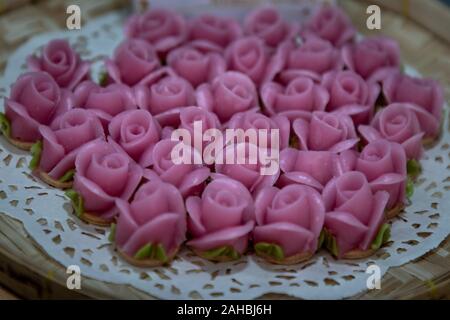 Thaï traditionnel doux et délicieux desserts : bonbons colorés en forme de rose. 'A-lua ou Thaï' allure bonbon artisanal, Selective focus. Banque D'Images