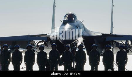 Beijing, Chine, province de Hainan. 25Th Dec 2019. La cérémonie de mise en service des porte-avions de Shandong est tenue à un port naval à Sanya, province de Hainan en Chine du sud, le 17 décembre 2019. Le premier porte-avions construit au Canada, le Shandong, a été livré à l'Armée populaire de libération (APL) de la Marine et placé en service actif le 17 décembre à un port naval à Sanya. Le nouveau porte-avions, du nom de la province de Shandong en Chine orientale, a reçu le numéro de coque 17. Crédit : Li Gang/Xinhua/Alamy Live News Banque D'Images