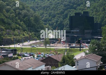 De l'autre côté de la ville de Pikeville en forme de fer à cheval, divers bâtiments, terrains de stationnement, trottoirs, temporaire au-dessus du sol et la phase de construction de Pikeville Medical Center (PMC) Projet d'extension peut être vu, le Mardi, Juillet 12, 2011, dans la région de Pikeville, KY. Après des mois de la construction de l'infrastructure et des retards de la pluie, l'un des plus grands du Kentucky American Recovery and Reinvestment Act (ARRA) projets est en cours. Les 44,6 millions de dollars aux installations communautaires prêt permettra de financer la construction d'un nouveau bâtiment de bureaux médicaux et un parking couvert. Le Recovery Act a été conçu pour dépenser de l'argent progressivement au fil du temps en Banque D'Images