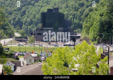 De l'autre côté de la ville de Pikeville en forme de fer à cheval, divers bâtiments, terrains de stationnement, trottoirs, temporaire au-dessus du sol et la phase de construction de Pikeville Medical Center (PMC) Projet d'extension peut être vu, le Mardi, Juillet 12, 2011, dans la région de Pikeville, KY. Après des mois de la construction de l'infrastructure et des retards de la pluie, l'un des plus grands du Kentucky American Recovery and Reinvestment Act (ARRA) projets est en cours. Les 44,6 millions de dollars aux installations communautaires prêt permettra de financer la construction d'un nouveau bâtiment de bureaux médicaux et un parking couvert. Le Recovery Act a été conçu pour dépenser de l'argent progressivement au fil du temps en Banque D'Images