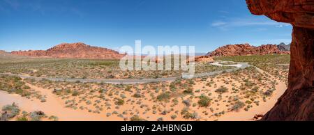 Vue panoramique de l'Atlatl Rock, Vallée de Feu Park, Nevada, près de Las Vegas, journée de printemps ensoleillée, USA Banque D'Images