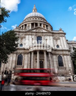 LONDRES, Royaume-Uni - 21 SEPTEMBRE 2018 : London bus en mouvement passant par la cathédrale St Paul Banque D'Images