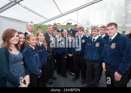 Ministère de l'Agriculture des États-Unis (USDA), Tom Vilsack, Secrétaire encuraged les jeunes gens tels que les représentants de l'Iowa's FFA durant son discours, puis passé du temps immédiatement après la grande cérémonie d'ouverture de l'installation à algues bioprocédés Plaines Vertes d'énergie renouvelable (GPRE), Inc. le 15 avril 2011 à Shenandoah, IA. Banque D'Images