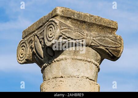 Libre d'un grec classique ionic capital lors de l'ère talmudique à Katzrin site archéologique en Israël contre un partiellement nuageux ciel bleu Banque D'Images