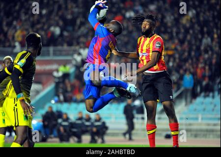 Rades, Tunis. Dec 27, 2019. Ibrahim Ouattara de l'EST (9) et Lukong Bongaman(GK) pendant le match est (Tunisie) vs QUE V Club (RD Congo) CAF Ligue des Champions de l'Afrique Total au stade de rades. Credit : Chokri Mahjoub/ZUMA/Alamy Fil Live News Banque D'Images