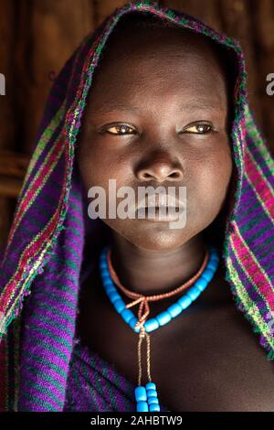 Belle femme de Suri tribu avec une couverture coverig sa tête d'ouest banque d'Omo en Ethiopie Banque D'Images