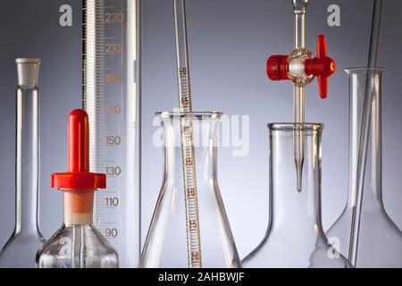 Verrerie de laboratoire chimique - flacons, éprouvette, fiole jaugée, pipette et d'une burette. Banque D'Images
