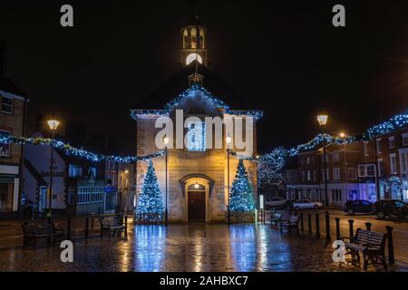 Les arbres de Noël et les lumières en dehors de ville de Brackley tôt le matin après la pluie. Brackley, Northamptonshire, Angleterre Banque D'Images