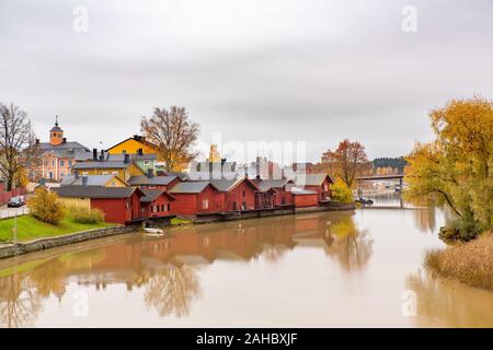 Paysage Finlandais avec maisons en bois le long de la rivière à Porvo Banque D'Images