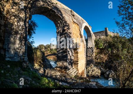 VULCI, ITALIE - Le 26 décembre 2019 : le pont Badia et le château médiéval, datant du 13ème siècle, une ancienne ville étrusque dans le territoire de Banque D'Images