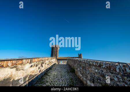 VULCI, ITALIE - Le 26 décembre 2019 : le pont Badia et le château médiéval, datant du 13ème siècle, une ancienne ville étrusque dans le territoire de Banque D'Images