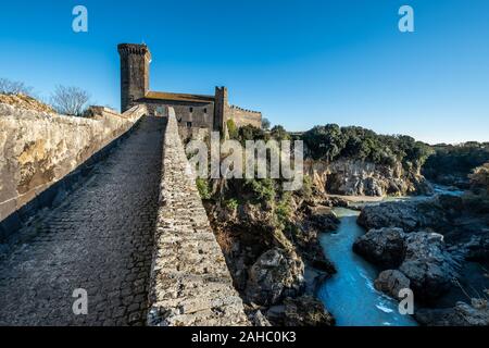 VULCI, ITALIE - Le 26 décembre 2019 : le pont Badia et le château médiéval, datant du 13ème siècle, une ancienne ville étrusque dans le territoire de Banque D'Images