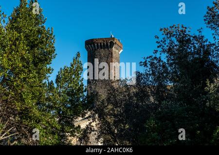 VULCI, ITALIE - Le 26 décembre 2019 : le pont Badia et le château médiéval, datant du 13ème siècle, une ancienne ville étrusque dans le territoire de Banque D'Images