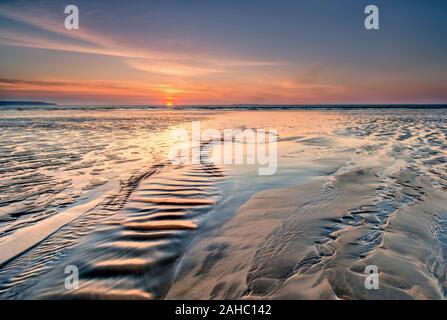 Coucher de soleil sur Westwad Ho ! Plage, North Devon Royaume-Uni Banque D'Images