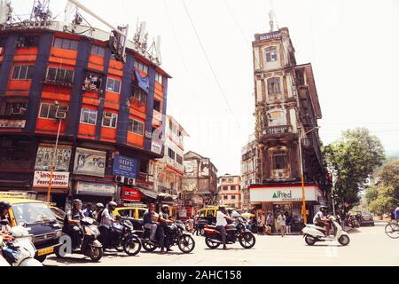 L'Inde, Mumbai - 8 avril 2019 - La circulation dans les rues est un grand désordre. Les taxis, les cyclomoteurs et les piétons. Banque D'Images