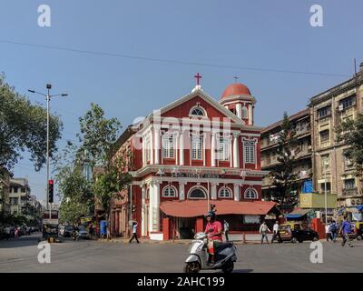 26 Dec 2019 catholique rouge de l'Église sainte Thérèse, parfois appelée Église portugaise, dans Charni Road, Girgaum (Girgaon), Mumbai Maharashtra Inde Banque D'Images